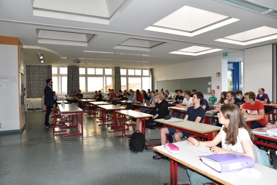 Gespannt und aufmerksam verfolgten die Schülerinnen und Schüler Gerhard Hopps Argumentation.