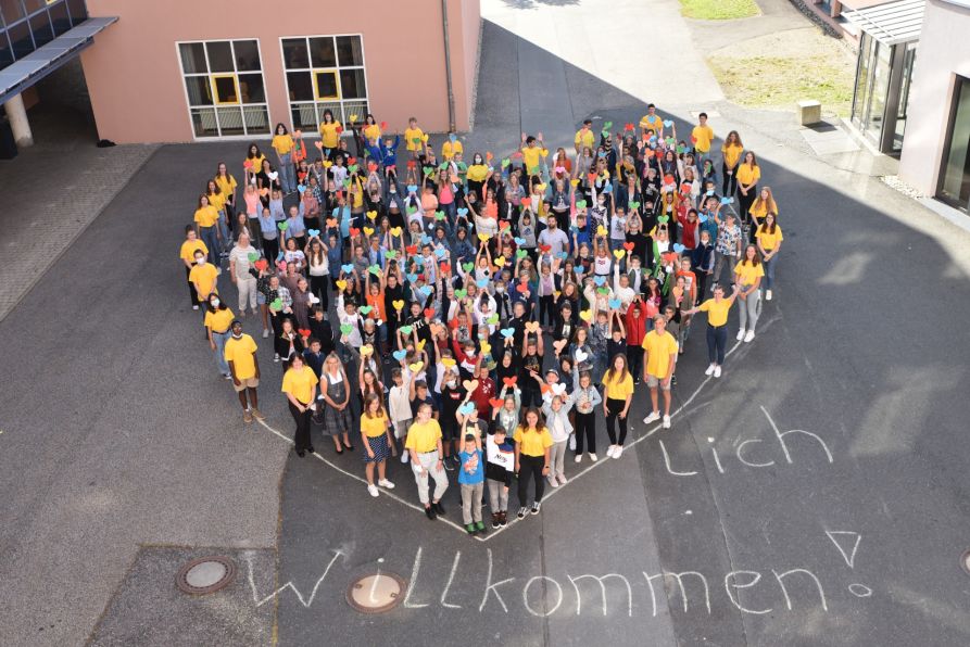Die Fünftklässler des JvFG zusammen mit ihren Tutoren und den Wunschherzen in der Hand
