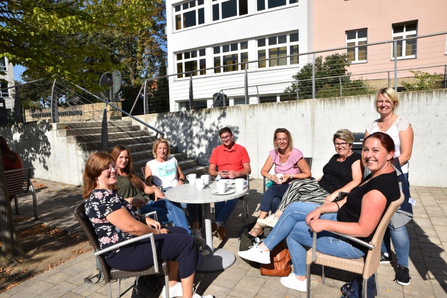 Die Eltern ließen es sich im Biergarten der Schule so richtig gut gehen.