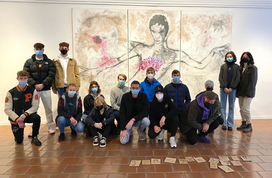 Der Fraunhofer-Kunstkurs von Simone Seifert im Cordonhaus Cham vor einem Werk des Künstlers Peter Senoner.