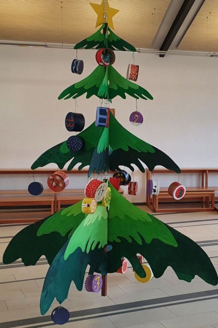 Der Weihnachtsbaum wurde von Kunsterzieher Leo Schötz gestaltet.