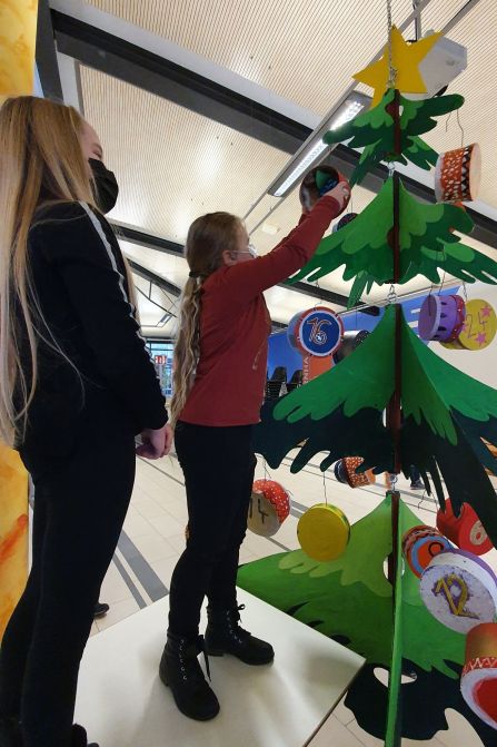 Die 5g durfte das erste Türchen am Adventskalender öffnen.