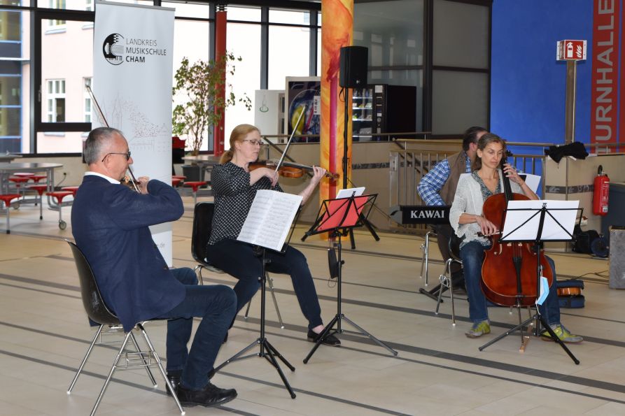 Arkadiusz Podwika, Marina Maier, Eva Rautenberg und Eduard Ablyakimov-Maier stellten den Fünftklässlern die Streichinstrumente vor.