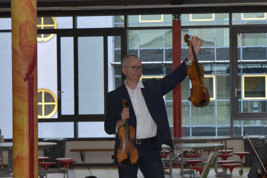 Arkadiusz Podwika erklärte den staunenden Schülern den Unterschied zwischen einer Geige und einer Bratsche.