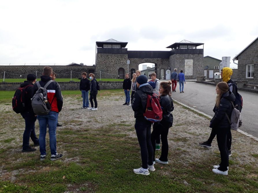 Die Fraunhofer-Schülerinnen und Schüler vor dem Haupttor des Konzentrationslagers Mauthausen, das heute eine Mahn- und Gedenkstätte ist.