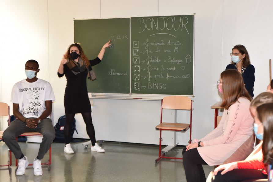 Anaïs Boulord vom Institut français erklärte im Beisein von Französisch-Lehrerin Susanne Weber und FSJler Dimitri Montsongo die Spielregeln zum ersten Spiel.
