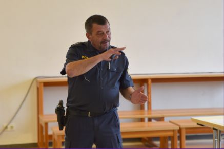 PHK Josef Kernbichl war zum letzten Mal bei den Präventionsvorträgen am Fraunhofer-Gymnasium dabei. Nach langjähriger Tätigkeit als Verkehrspolizist wird er im kommenden Jahr in den Ruhestand gehen.