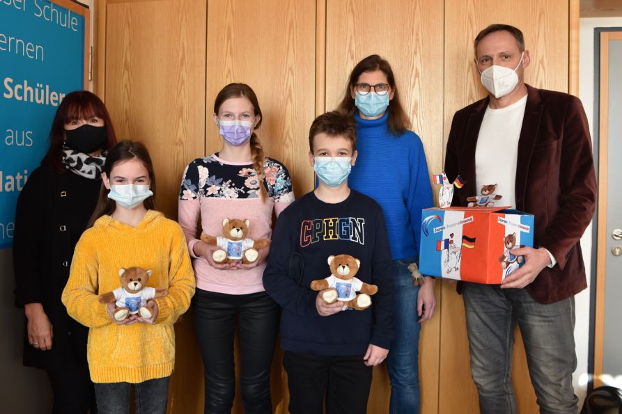 Die glücklichen Gewinner mit ihrem petit ours franco-allemand zusammen mit Schulleiter Uwe Mißlinger, Fachbetreuerin Monika Pressler und der verantwortlichen Lehrkraft Susanne Weber.