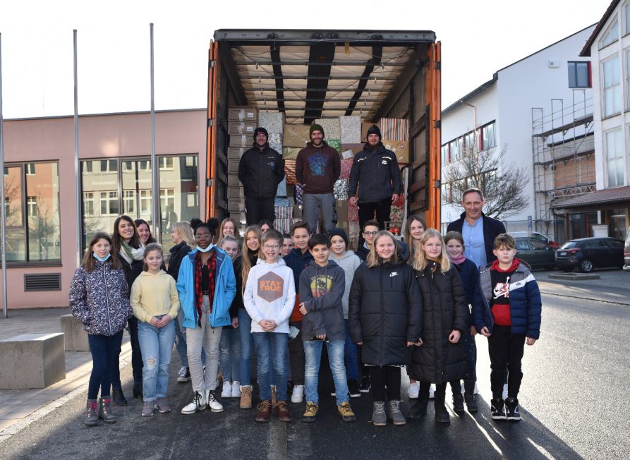 StRin Daniela Laurer freute sich zusammen mit Schulleiter Uwe Mißlinger, den Weihnachtstruckern und den Schülerinnen und Schülern über die zahlreichen Weihnachtspakete.