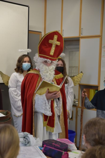 Der Nikolaus liest in seinem goldenen Buch ...