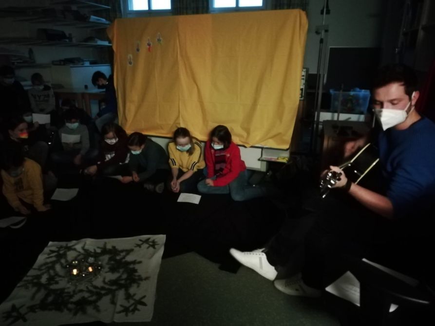 Fast 30 Schülerinnen und Schüler versammelten sich um 7.30 Uhr im umdekorierten Meditationsraum. Religionslehrer Andreas Klebl begleitete die Schokoladen-Meditation instrumental. 