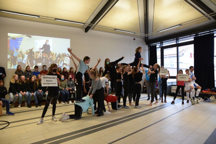 Die Stützpunkte Fußball, Handball und Rhythmische Sportgymnastik zeigten eindrucksvoll ihr Können während der Begrüßung.