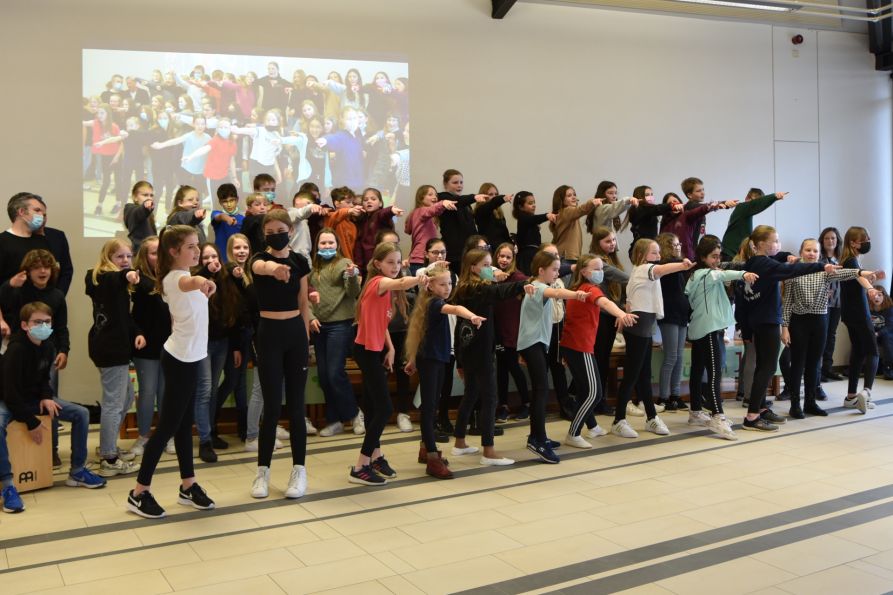 Die Chorklasse 5 begrüßte die Gäste mit einem eigens komponierten Fraunhofer-Song.