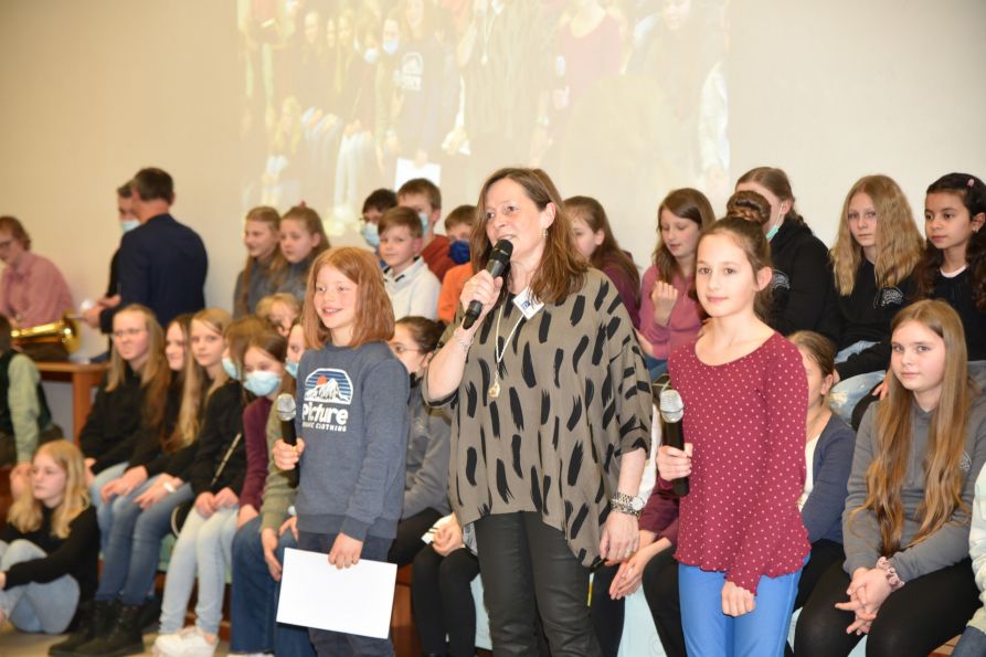 Unterstufenbetreuerin Birgit Habler begrüßte die kleinen und großen Gäste zusammen mit Leopold Deglmann und Ina Früchtl aus der 5. Klasse.