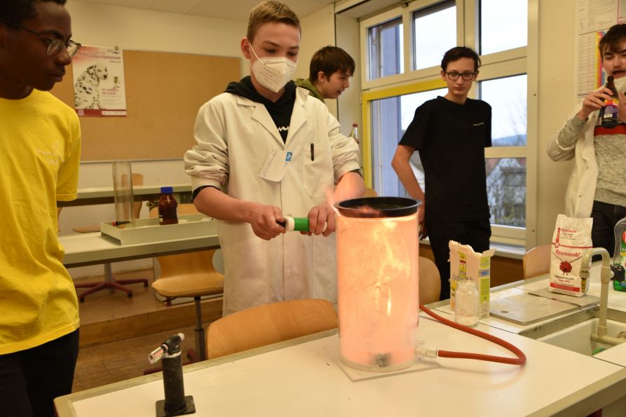 Bei der Mehlstaubexplosion im Chemiesaal krachte und rauchte es gewaltig.