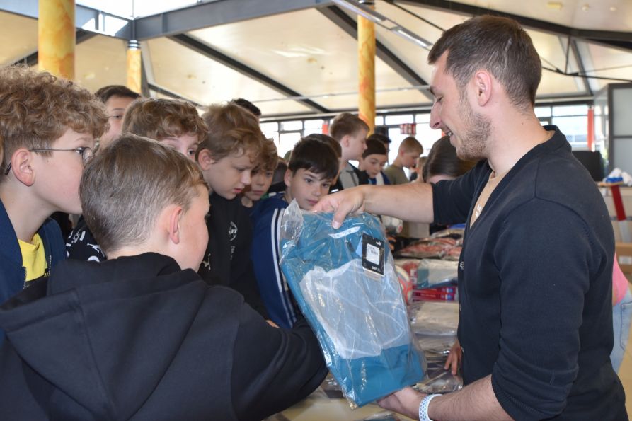 Max Drexler hatte alle Hände voll zu tun, für jeden das richtige Polo, Trikot und Zippershirt zu finden.