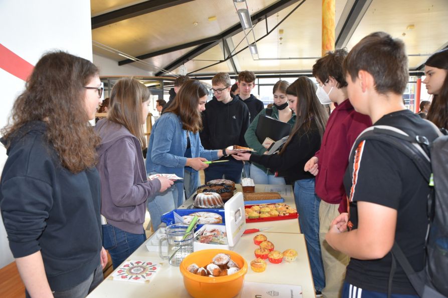 Innerhalb weniger Stunden war das Kuchenbuffet der SMV fast leergeräumt und so kam eine zusätzliche stattliche Spendensumme zusammen.