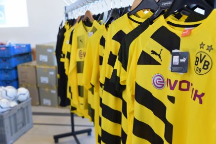 Neben den BVB-Trikots …