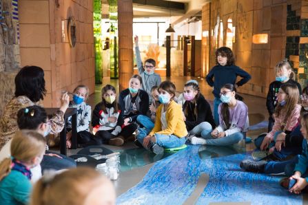 Museumspädagogin Barbara Stadler erklärte die Entstehung von Glas.