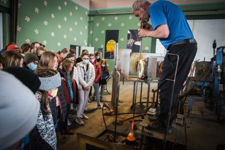 Besonders beeindruckt waren die Kinder von der Arbeit des Glasbläsers.