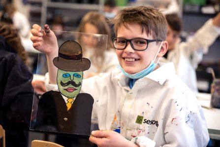 Die Hinterglasbilder der Kunstklassenschüler waren witzig und fantasievoll.