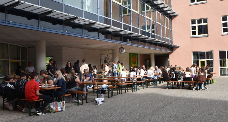 Zum Abschluss der Ganztagsolympiade feierten dann alle gemeinsam ein schönes Grillfest.