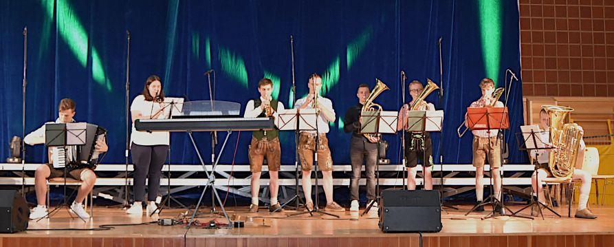 Die Fraunhofer-Volksmusik spielte zünftig bayerisch auf.