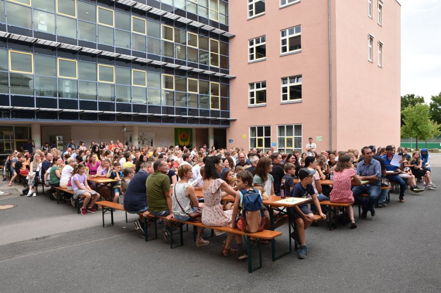 Der Innenhof der Schule war voller Gäste, die gemeinsam feierten und den Nachmittag genossen.