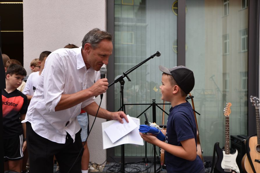 Ein neuer Fünftklässler feierte seinen Geburtstag am Kennenlernnachmittag. Schulleiter Uwe Mißlinger gratulierte ganz herzlich und überreichte ein Fraunhofer-Schul-T-Shirt.