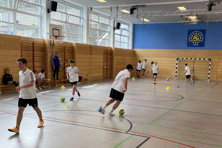 Praktische Inhalte zu den verschiedenen Fußballtechniken und Spielformen wurden im Wechsel zu Theorieeinheiten auch gleich immer wieder ausprobiert.