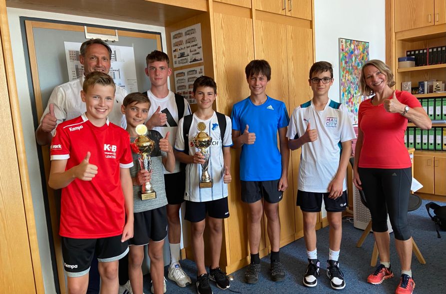 Die Jungen-Mannschaft zusammen mit Schulleiter Uwe Mißlinger und Sportlehrerin Natascha Bauer.