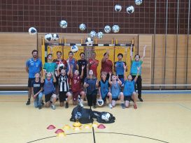 Bälle, Leibchen und Hütchen