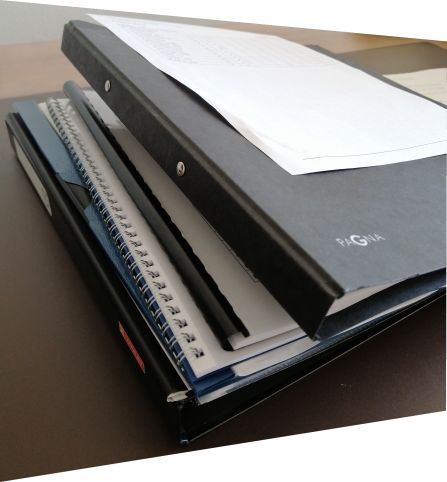 Ein Stapel aus schön gebundenen Manuskripten! Was steckt dahinter?