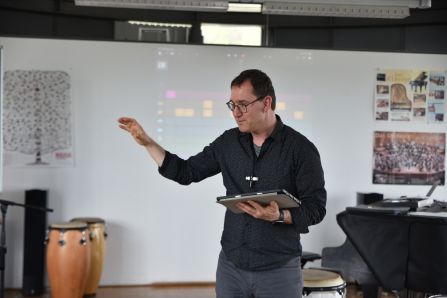 Andreas Ernst brachte den Kursteilnehmern auch die Grundlagen des Musizierens mit einem I-Pad bei.