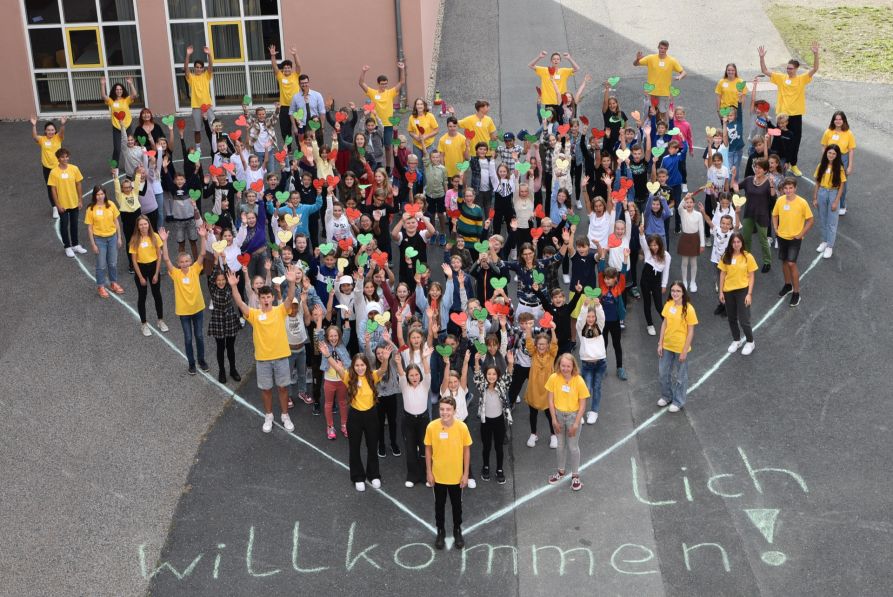 Die neuen Fünftklässler des Fraunhofer-Gymnasiums freuten sich über ihren ersten Schultag und winkten mit ihren Willkommensherzen hoch zu ihren Eltern auf der Dachterrasse.