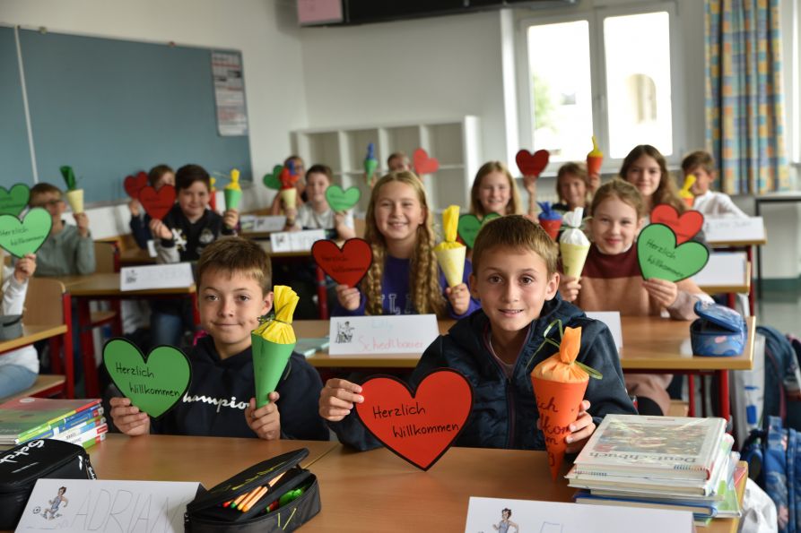 Neben den Willkommensherzen gab es für die neuen Fünftklässler noch kleine Schultüten mit Süßigkeiten von ihren Tutoren.