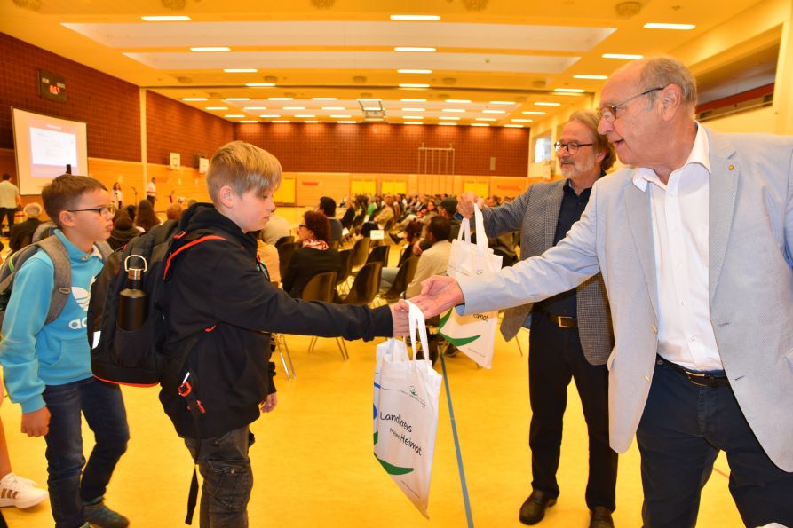 Die Vertreter vom Fraunhofer-Förderverein brachten eigens angefertigte Fraunhofermappen für jeden Schüler als Willkommensgeschenk mit.