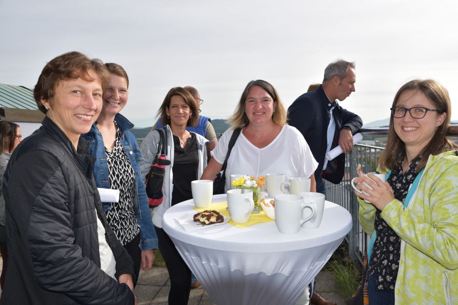 Die Eltern ließen es sich auf der Dachterrasse des Gymnasiums bei strahlendem Sonnenschein und Kaffee und Kuchen gut gehen.