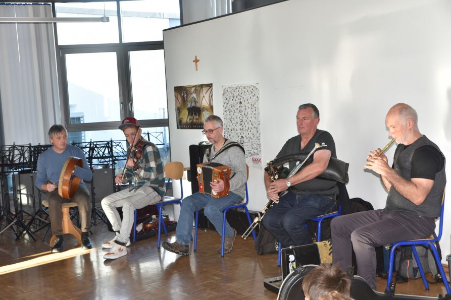 Die irischen Musiker zusammen mit Siegi Mühlbauer an der Bodhran