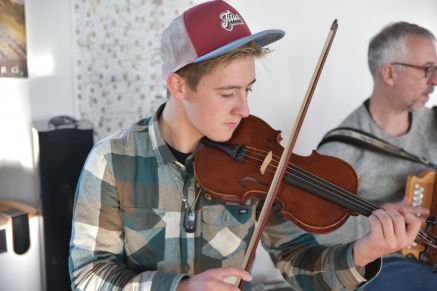 Sean McMahon: Fiddle, violin