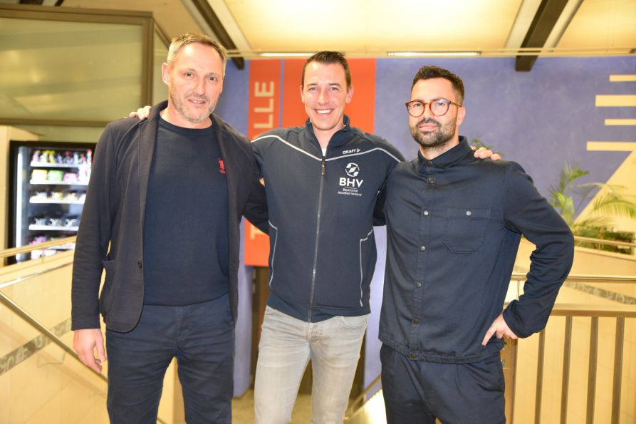 Schulleiter Uwe Mißlinger zusammen mit Handball-Weltmeister Dominik Klein und Kursleiter Michael Holz
