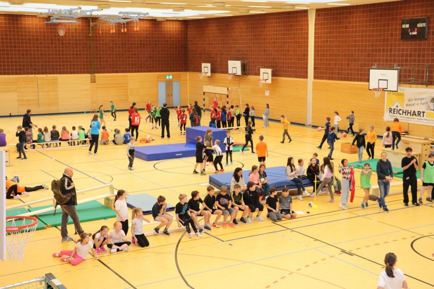 In der Sporthalle waren Felder für die Handballbegegnungen und ein großer Spieleparcours aufgebaut.
