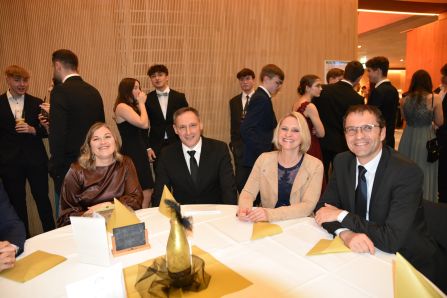 Schulleiter Uwe Mißlinger und Elternbeiratsvorsitzender Markus Weichselmann freuten sich zusammen mit ihren Partnerinnen über den gelungenen Auftakt ins Fraunhofer-Jubiläumsjahr.