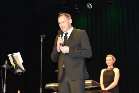 Schulleiter Uwe Mißlinger begrüßte um 20 Uhr das Publikum zum Fraunhoferball