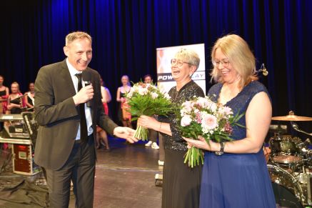 Uwe Mißlinger bedankte sich bei Isolde Graf und Sigrid Schiedermeier mit einem Blumenstrauß für die Organisation des Jubiläumsballes.
