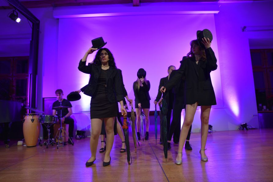 Eine eindrucksvolle Choreographie gab‘s zu „Chim Chim Cher-ee“ aus dem Musical „Mary Poppins“.