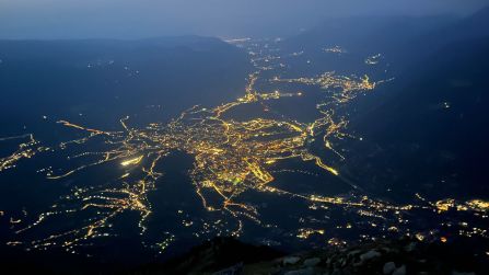 Der nächtliche Blick auf Meran von der Mutspitze aus