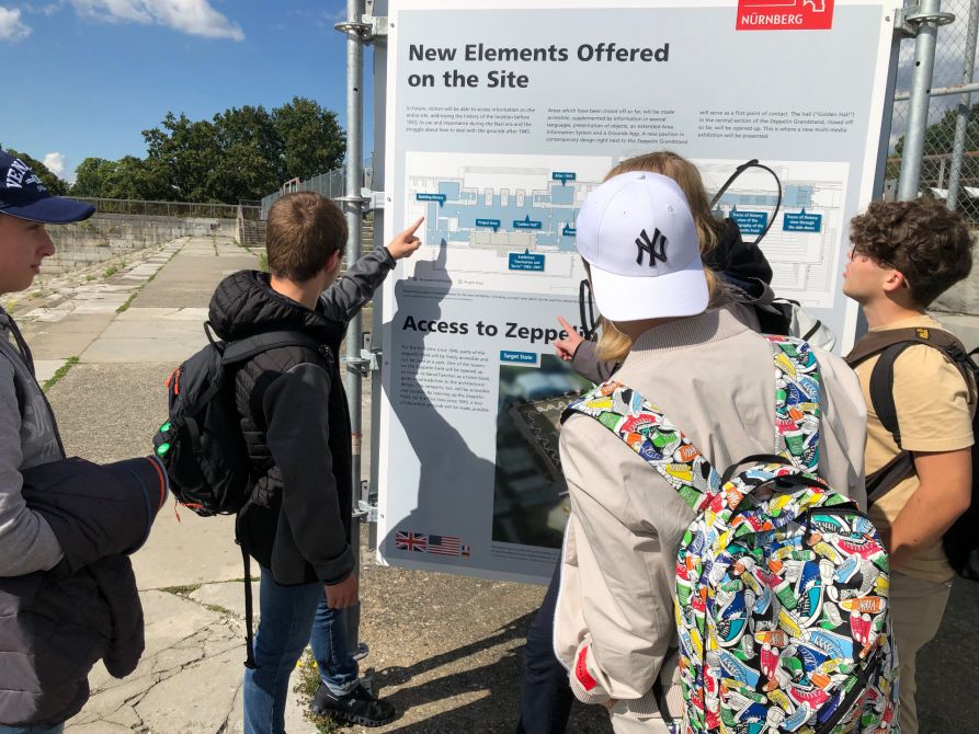 Anhand detaillierter Informationstafeln konnten sich die Fraunhofer-Schüler über den Aufbau und die wichtigsten Merkmale des Reichsparteitagsgelände informieren.