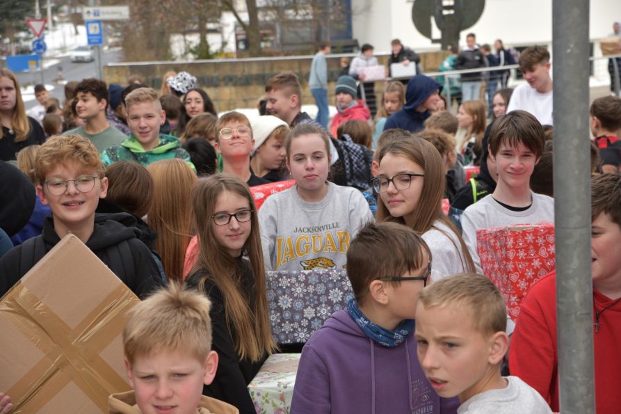 Jeder wollte sein Päckchen möglichst selbst in den LKW laden, damit es auch wirklich mitgenommen wird.