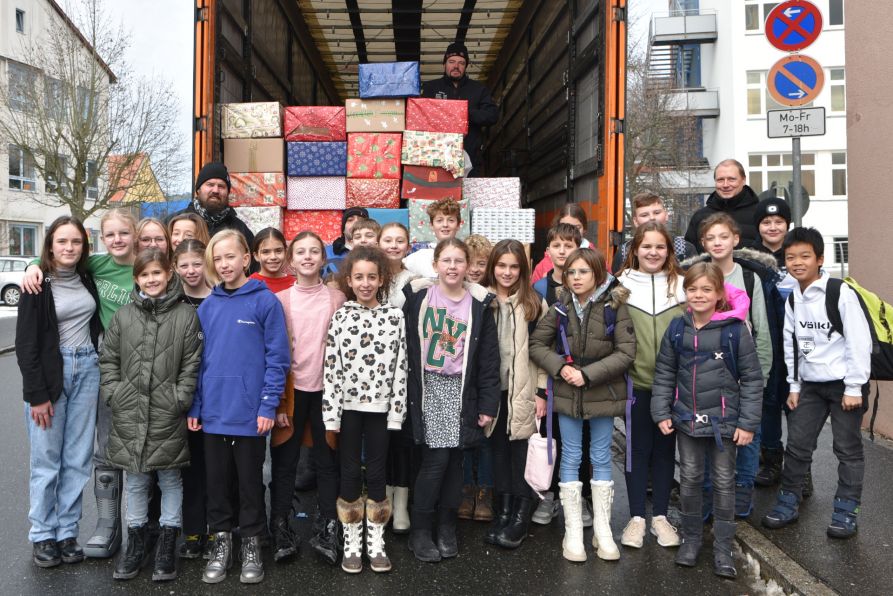 Und so sieht es dann aus, wenn knapp 60 Päckchen im Laderaum des LKWs verschwinden.